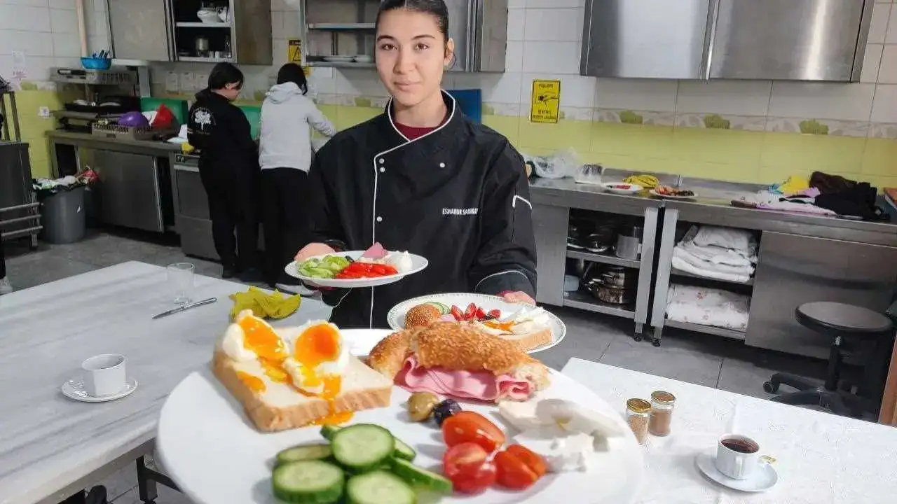 Adana’da Bir Okul Bunu Yaptı: Öğrenciler Kafe İşletiyor! 4